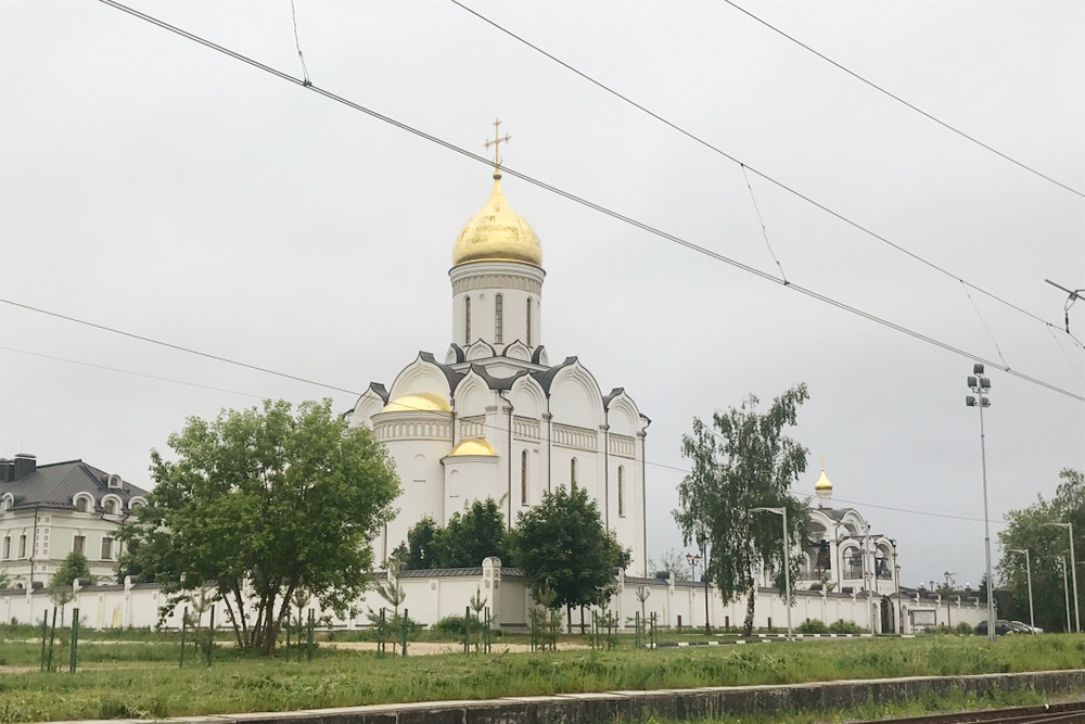 Церковь рядом со станцией электрички