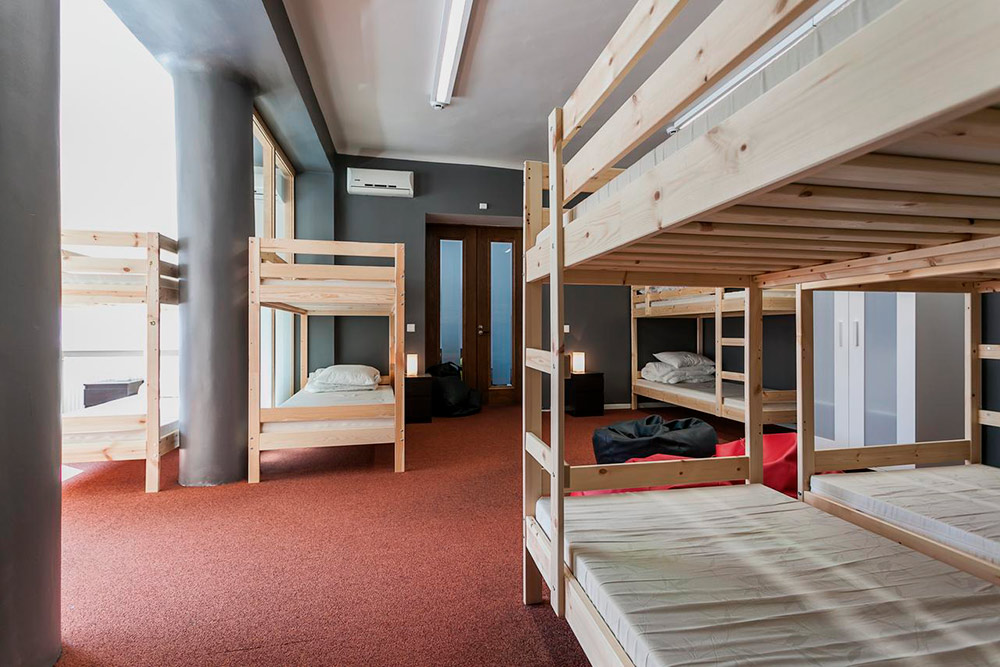 Кровати удобные и широкие, у каждого места своя тумба и лампочка. Фото: Booking.com