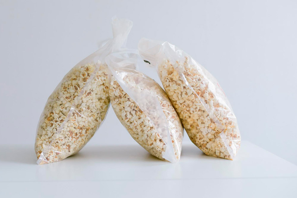 В таких прозрачных пакетах приходят образцы новых вкусов с производства. Разным аудиториям нравятся разные вкусы: зожникам — с морской солью и сметаной, сладкоежкам — сладко-соленый, любителям чипсов — с зеленью и черным перцем