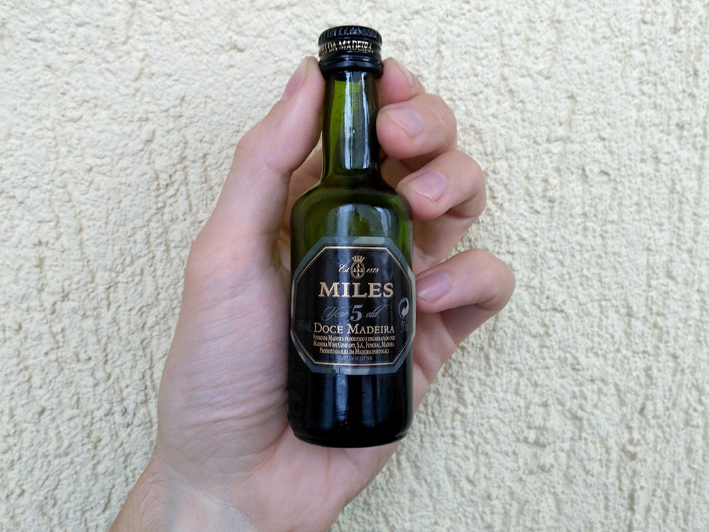 На Мадейре на бутылках крепленого вина написано madeira — это напиток мадера. Сложно понять разницу между мадерой и портвейном, поэтому мы весь отпуск пили портвейн, а потом узнали, что это пили мадеру. Крепленое вино впервые стали изготавливать на Мадейре, а не в Порту