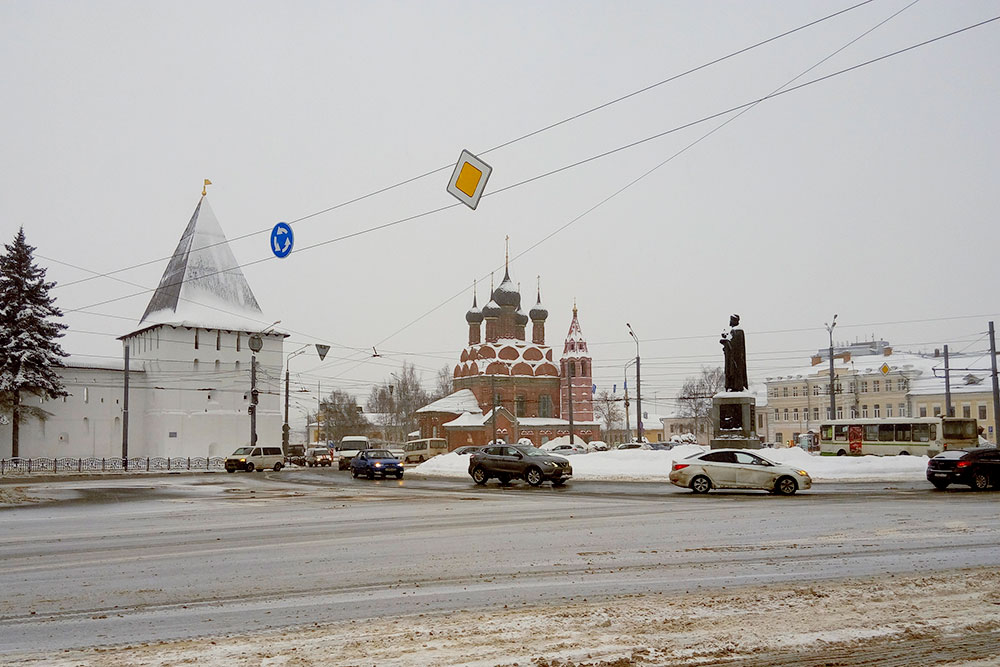Историческая часть города в снеге с грязью