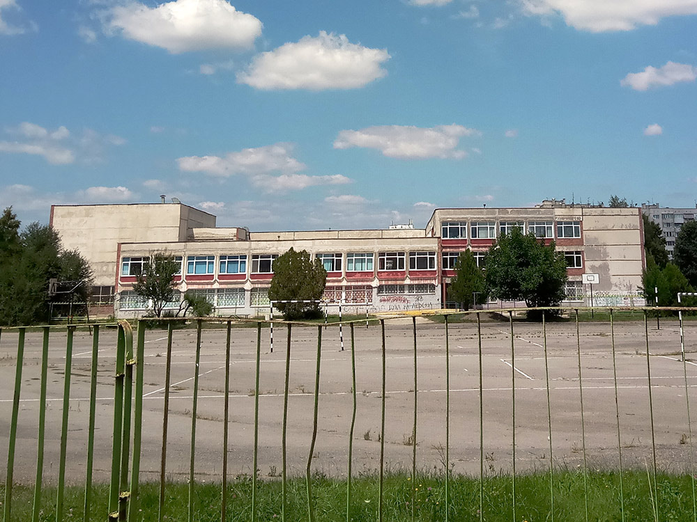 Типичная школа в спальном районе Софии