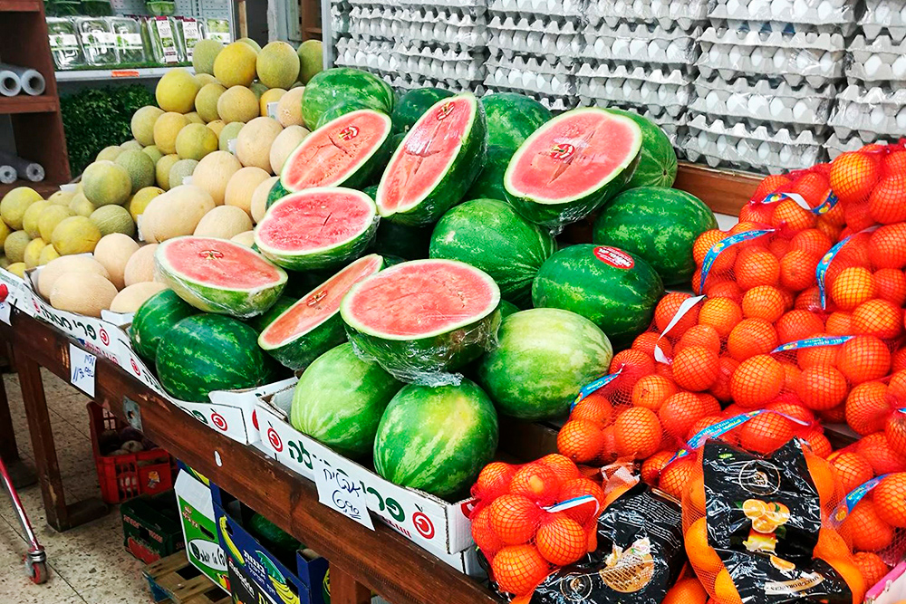 Арбузы и дыни по вкусу не отличаются от наших. Зато в Израиле я покупаю их уже весной