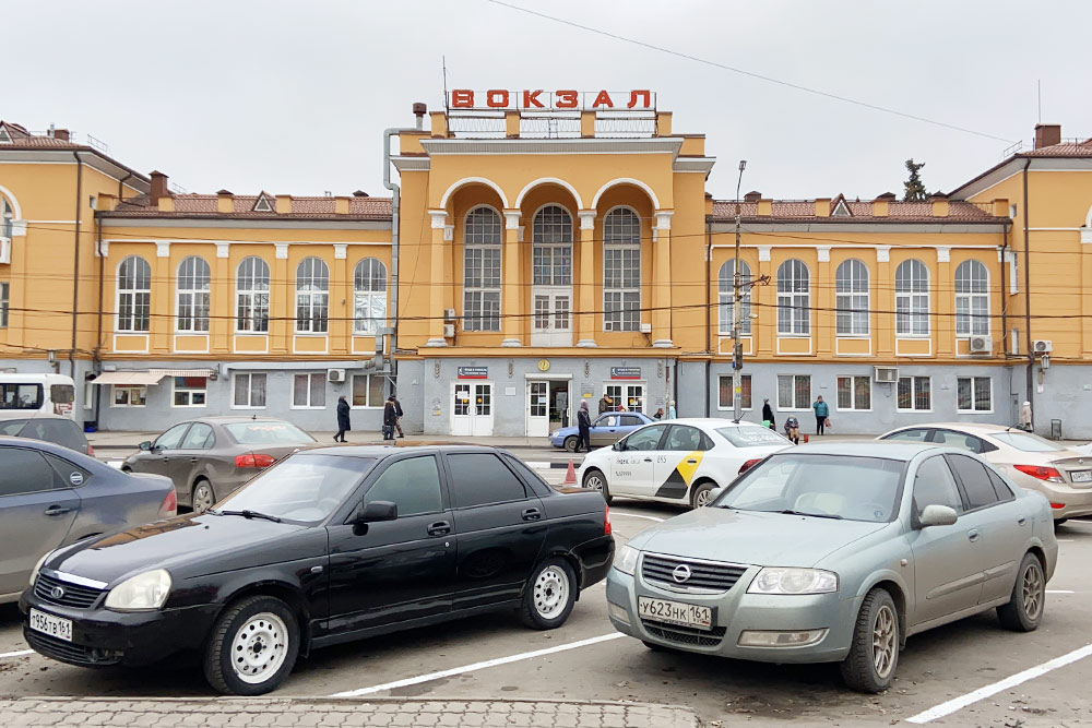 Станция Таганрог-1, или Новый вокзал. Интересно, что в Туапсе здание вокзала построено по точно такому же проекту