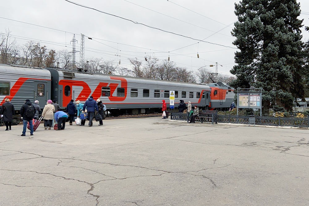 Раньше через Таганрог проходило много скорых поездов из Москвы, но все они ехали транзитом через Украину, и после конфликта в Донбассе эти составы отменили