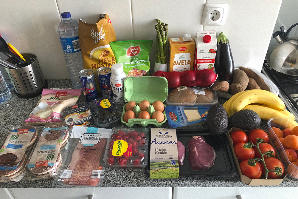Пример закупки на неделю. Стоимость всех продуктов на фото — 47 € (3439 <span class=ruble>Р</span>). Конечно, это не вся наша еда на неделю: что-то уже было в холодильнике, например овощи, йогурты и крупы