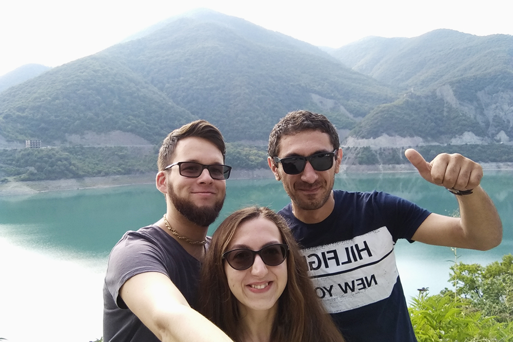 Мы и водитель Давит на фоне Жинвальского водохранилища по дороге к Казбеку