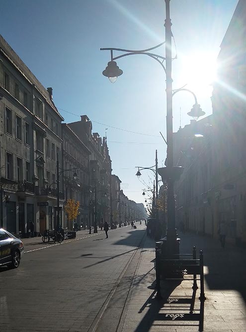 Главная улица Лодзи, на которой находится большинство кафе, баров и ресторанов. В пятницу вечером это самое оживленное место города