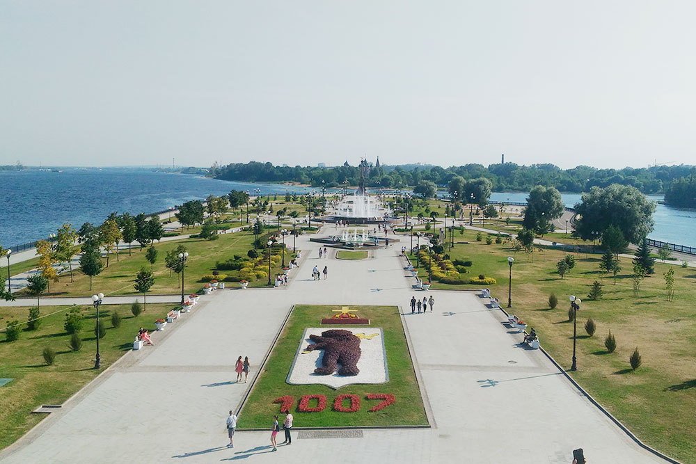 Парк на Стрелке — популярное место отдыха в городе. По легенде, именно здесь основали Ярославль