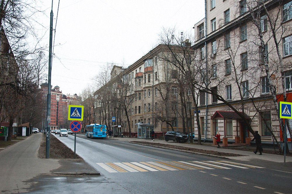 По дороге на работу я могу смотреть видео прямо на ходу. Поднимаю голову, только когда перехожу дорогу