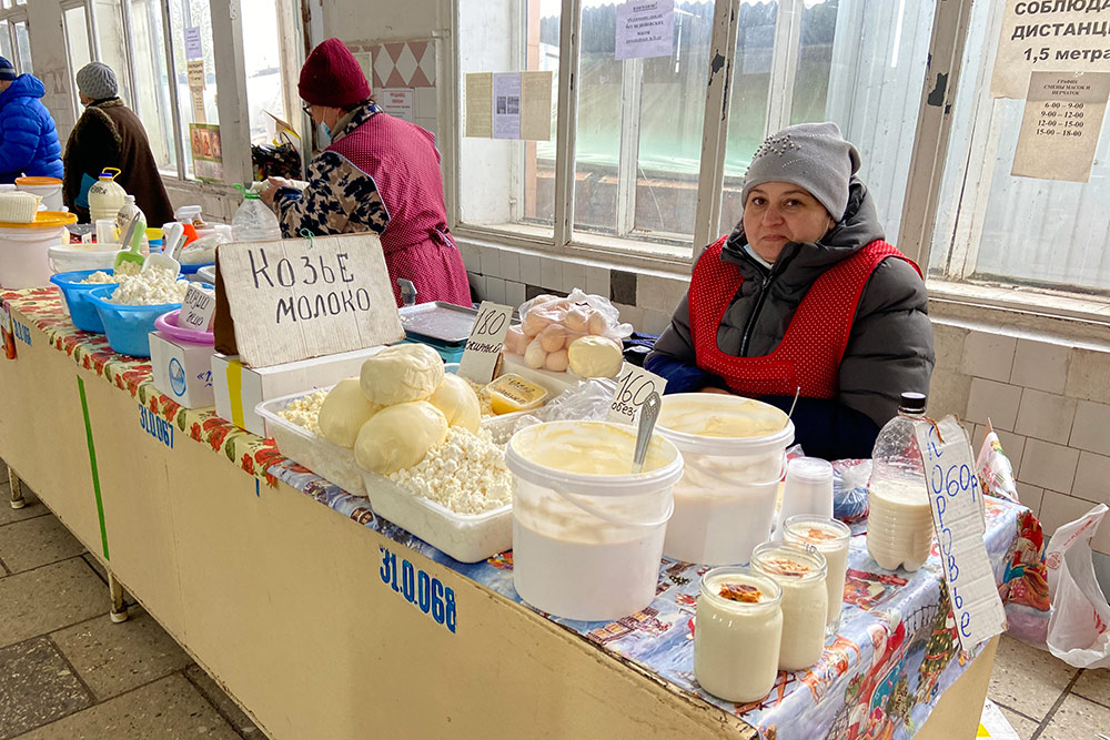 Несмотря на то, что некоторые продукты, которые продает Людмила, дороже магазинных, они вкуснее, поэтому за домашним кислым молоком, маслом и творогом я езжу только к ней