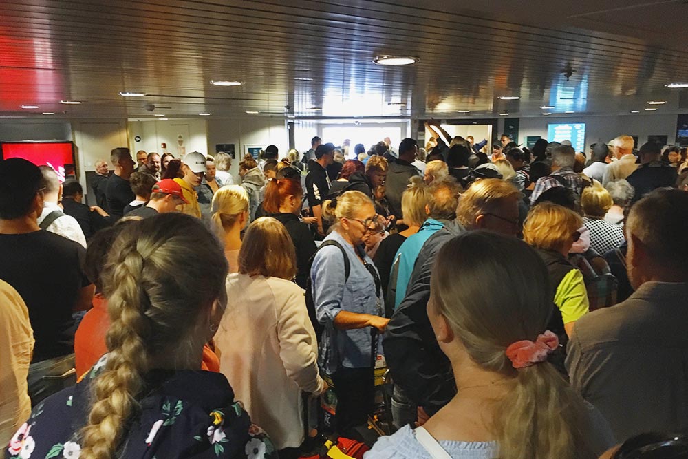 На выходе из парома всегда собирается очередь. Если торопитесь, приходите к выходу за полчаса до конца поездки. Это правило работает на всех паромах, кроме «Анастасии»