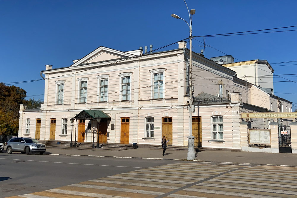 В будний день возле театра почти пусто, но в субботний вечер зажигаются огни и начинается суматоха