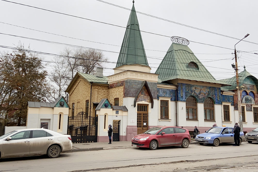 К сожалению, Музей градостроительства и быта прошел через реконструкцию, которая превратила его в современный новодел с «мотивами» модерна