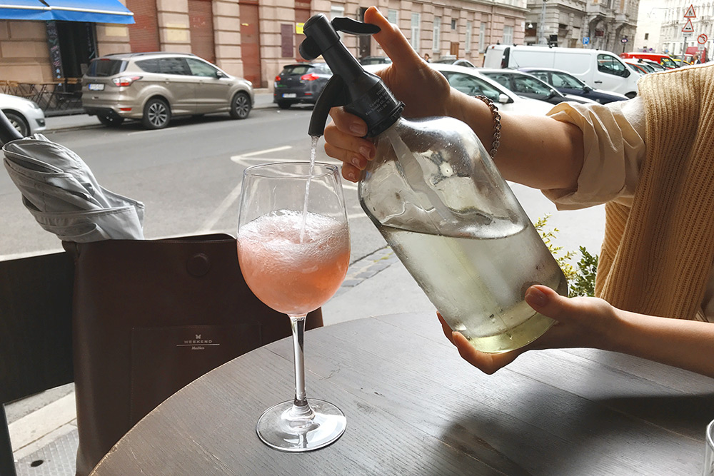 Летом главным алкогольным напитком становится фрёч (fröccs). Это белое или розовое вино, разбавленное содовой или обычной газированной водой чаще всего в пропорциях 1/1 или 2/1. Бокал такого напитка стоит в среднем от 500 Ft (110 рублей)
