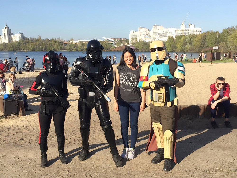 Помимо крупных фестивалей в Воронеже проходят и события поменьше. На фото моя жена с участниками Всероссийского фестиваля японской анимации. Сотня косплееров — людей, которые переодеваются в костюмы фантастических персонажей, — ходили два дня по парку «Алые паруса»