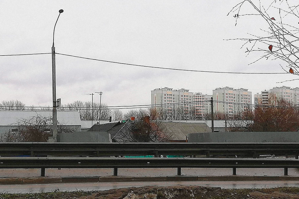 Пейзаж рядом с работой — серо, грустно, уныло и шумно