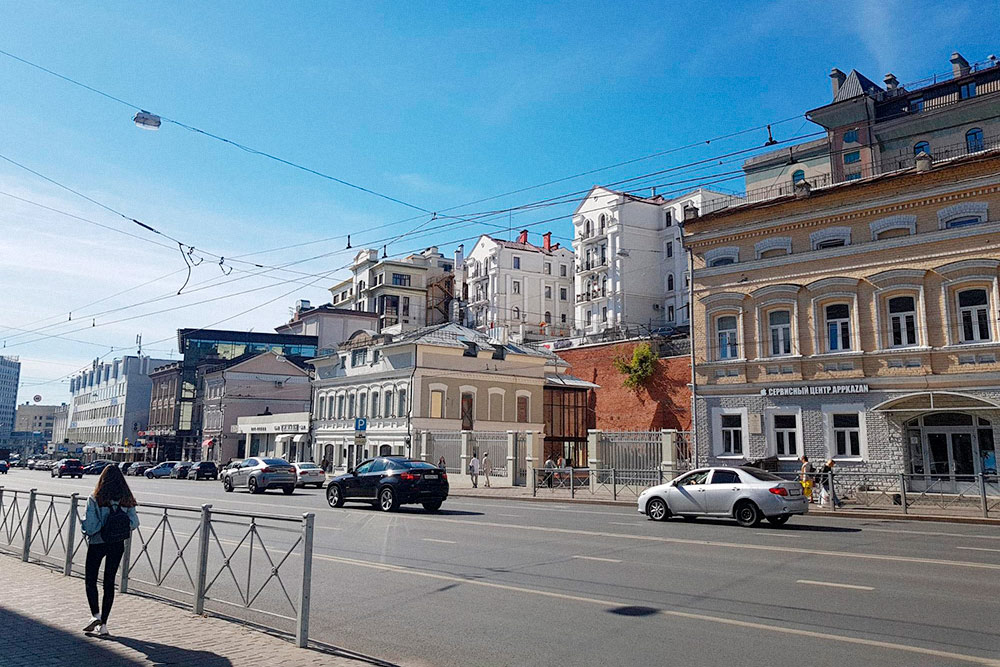 Центр Казани. По закону в центре города нельзя строить здания выше трех этажей. Но некоторые застройщики знают, как обойти запрет