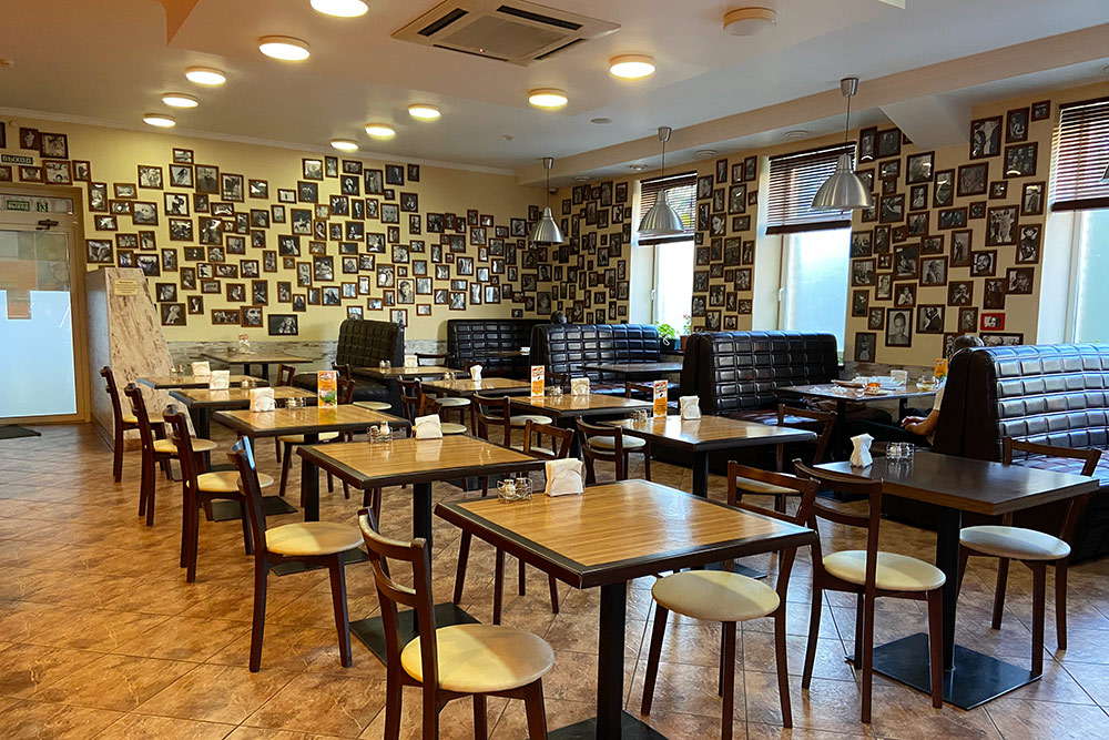 Дизайнерская столовая Food Court неподалеку от радиотехнического университета