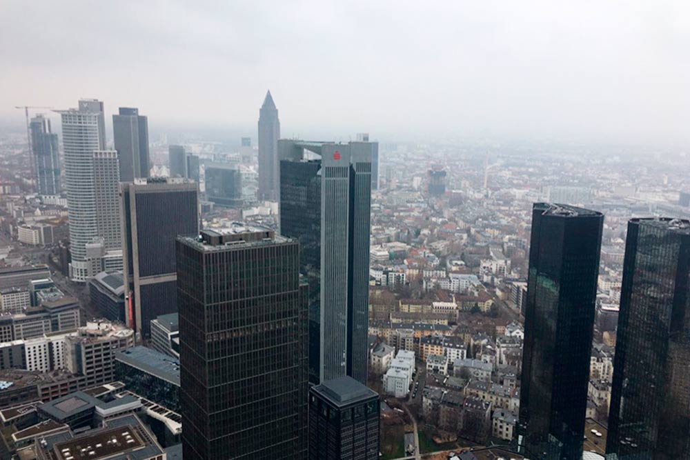 Вид на город со смотровой площадки на 56-м этаже небоскреба Main Tower