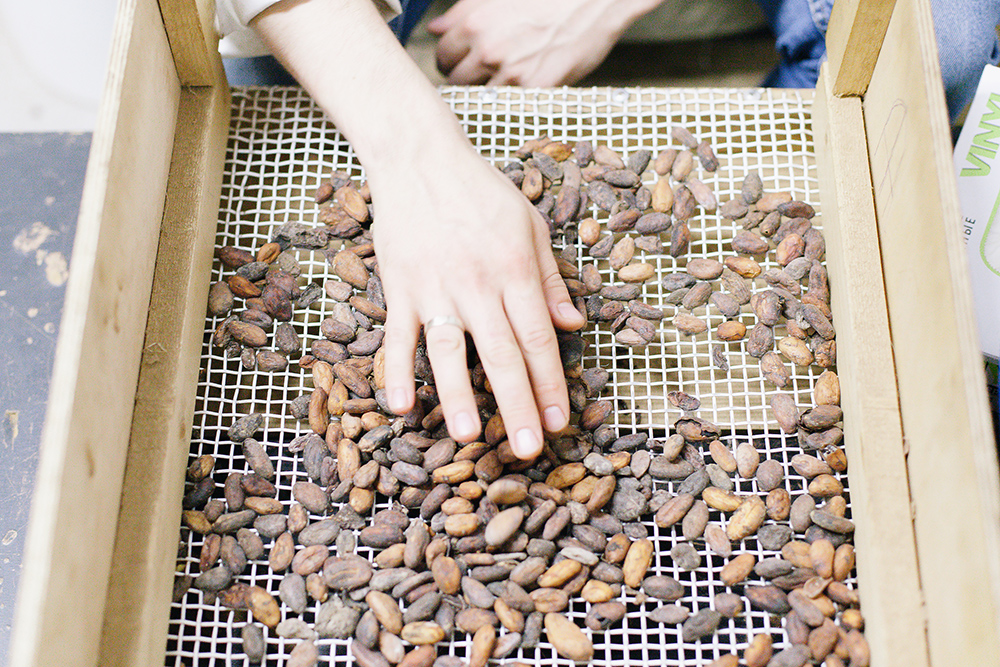 За смену сотрудник перебирает один мешок какао-бобов — 60 килограммов