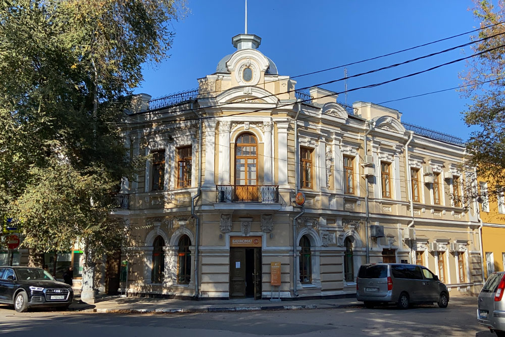 Дом купца Гладкова построили в 1895 году на Петровской, главной улице Таганрога. Сейчас в нем отделение Сбербанка и пенсионного фонда. Горожане считают особняк одним из самых красивых зданий в Таганроге