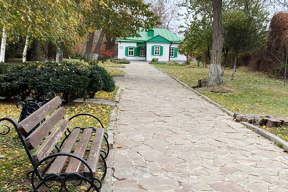 Домик на бывшей Полицейской улице, где Чехов жил до девяти лет. В 19 веке здесь росли фруктовые деревья, которые вдохновили писателя на создание пьесы «Вишневый сад»