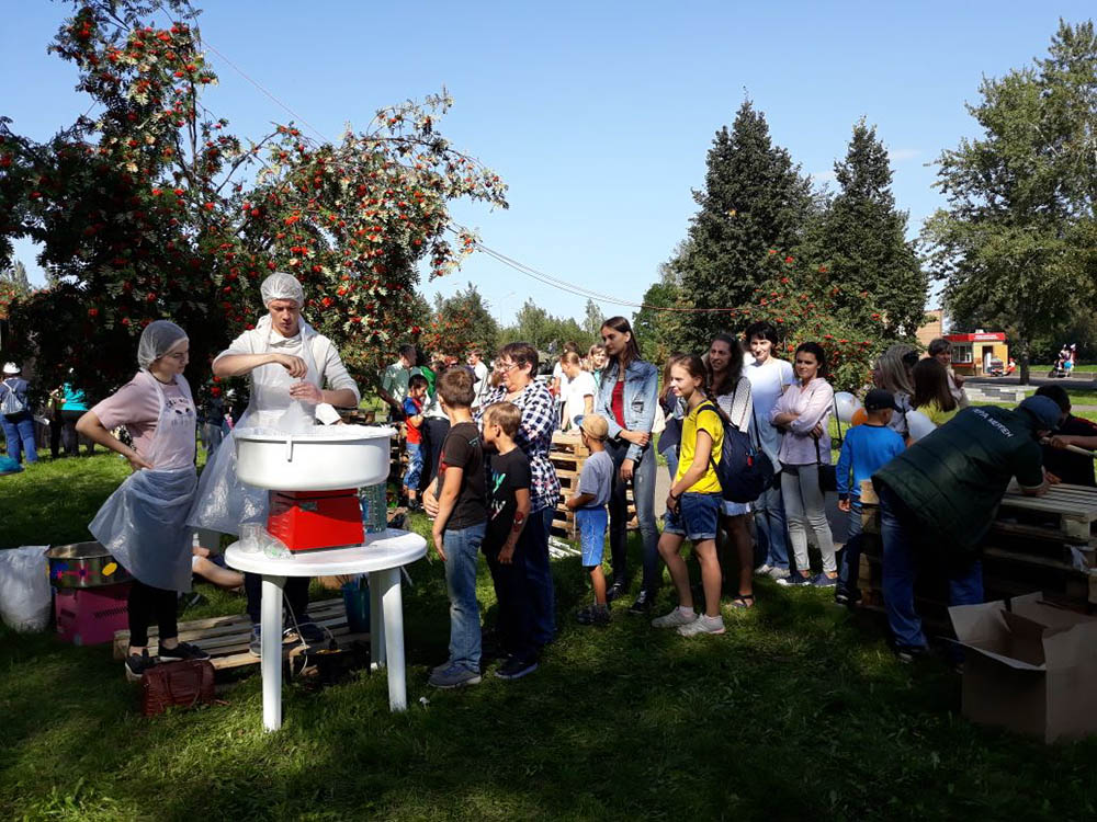На детском празднике помогаю промоутеру разобраться с аппаратом. Слева в углу розовый китайский аппарат для ваты, брал в аренду как второй аппарат. Он сломался прямо на выезде