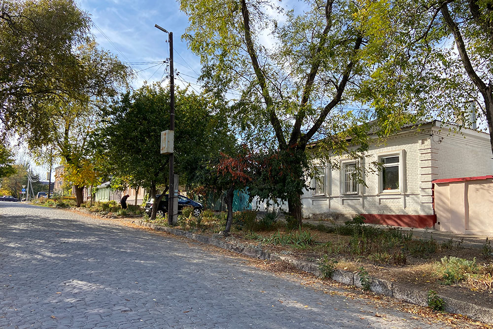 Атмосферная брусчатка и древние дома в Красном переулке вполне сойдут за уездный дореволюционный городок, где вместо машин по дороге катят крестьянские повозки