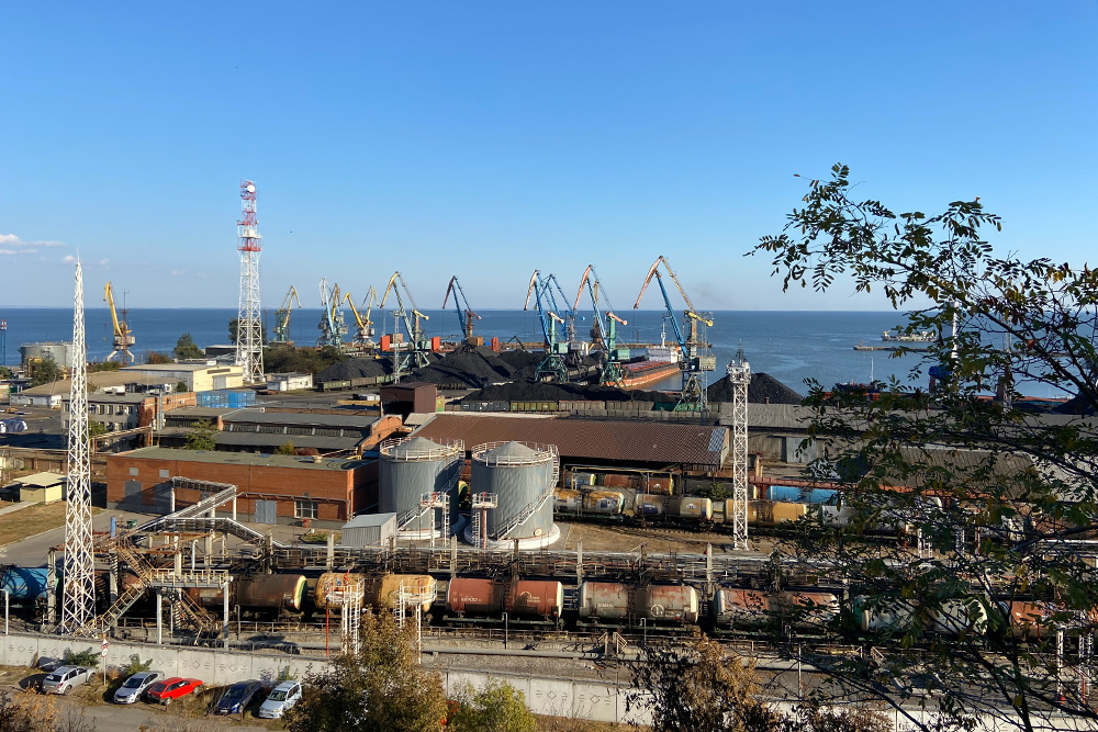 Таганрогский морской порт принимает суда, которые ходят по Азовскому, Черному и Средиземному морям. Даже во время натянутых отношений между Россией и Украиной в порт прибывали корабли с углем из Донбасса