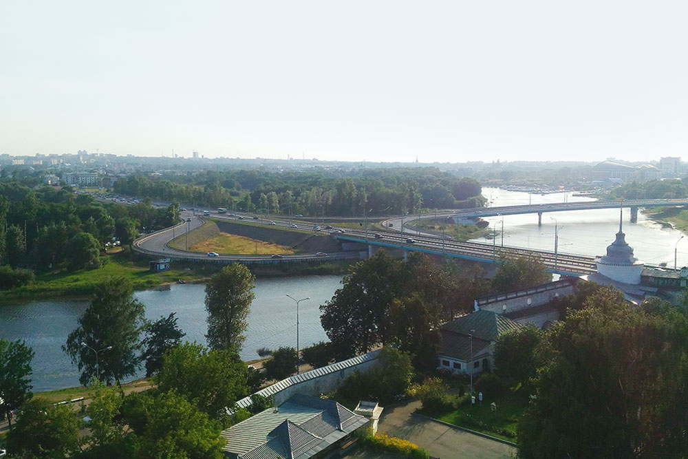 Московский мост по утрам забит машинами