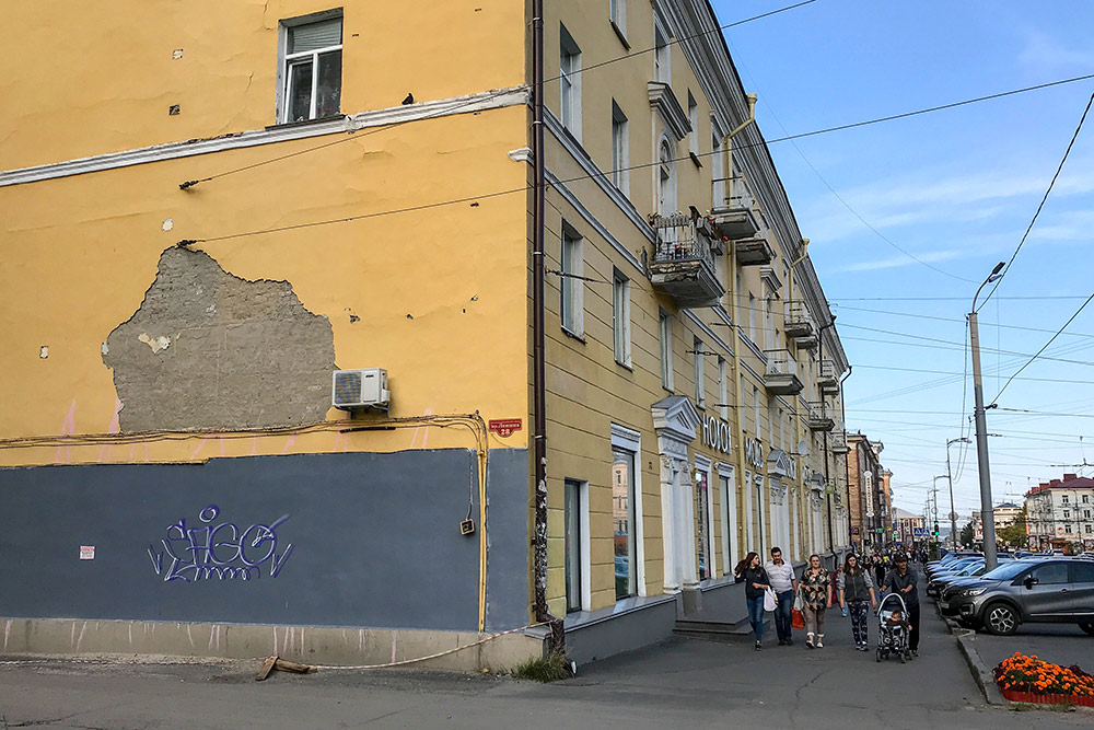 С дома на проспекте Ленина облезает штукатурка
