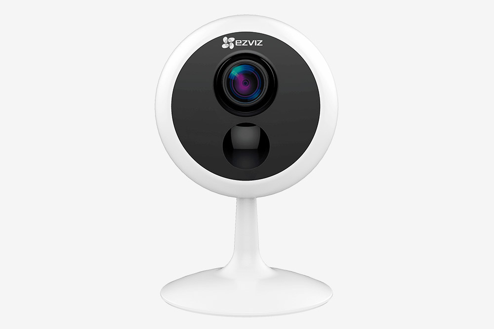 Камера Ezviz C1C PIR — 7990 <span class=ruble>Р</span>. Небольшой черный круг под объективом и есть PIR-датчик. Такая же, но без этого датчика стоит 3500 <span class=ruble>Р</span>