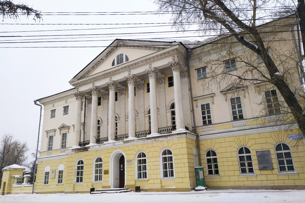 Попасть в Белый дом могут только студенты и сотрудники ИГУ. Я была внутри, там очень красиво: широкие лестницы и лепнина, а на стенах висят портреты генерал-губернаторов