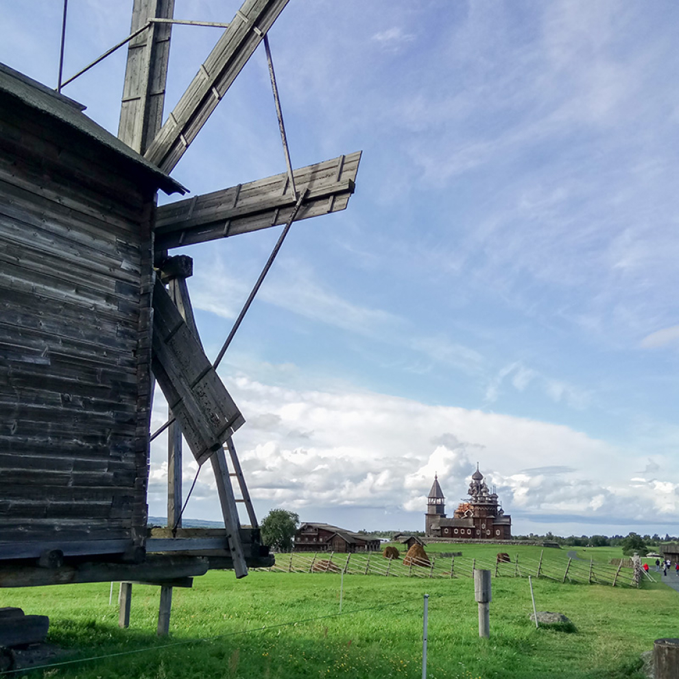 Кижи — самая известная достопримечательность Карелии. На фото вдалеке — церковь Преображения Господня