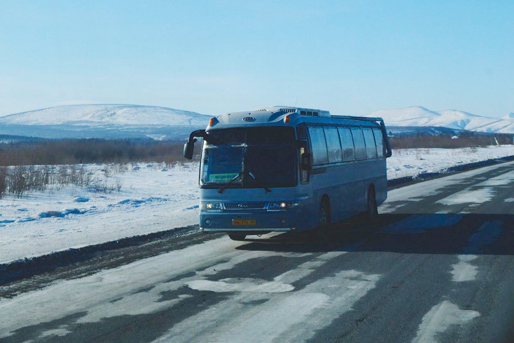 Самый дорогой и дальний автобусный маршрут — из Магадана в Сусуман: 600 км, 16 часов в пути и 2800 рублей за билет