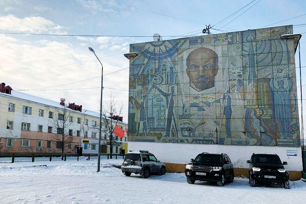 Прогулка по Сусуману — это тотальный back in the USSR: сталинки и хрущевки, мозаичное панно с Лениным, советский дизайн и вывески — «Дом одежды», «Слава труженикам севера», «Ударным трудом крепите могущество нашей родины»