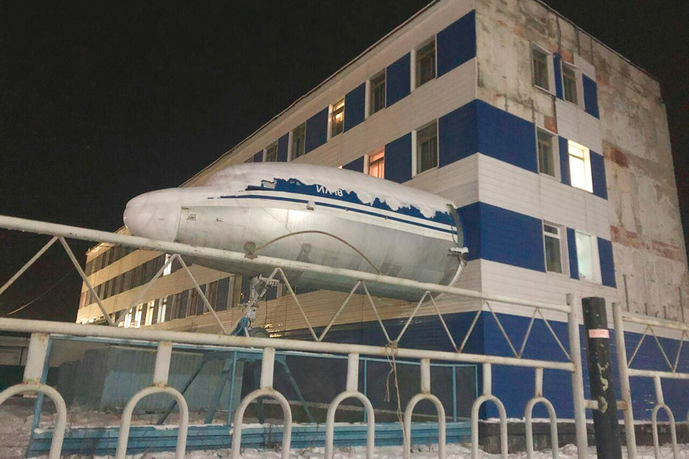 Кабину Ил-18 замуровали в здание