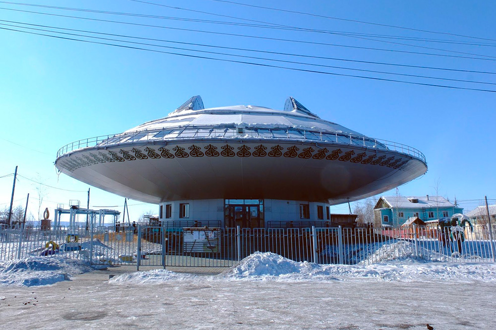 В 2013 году в Хандыге появился дом культуры «Манчаары» в форме огромной летающей тарелки