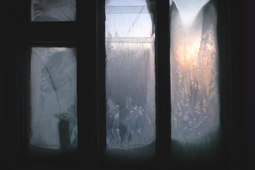 Когда на улице −35 °C, иней образуется и внутри помещения. Но никто не замерзает: дополнительное одеяло обязательно дают во всех гостиницах