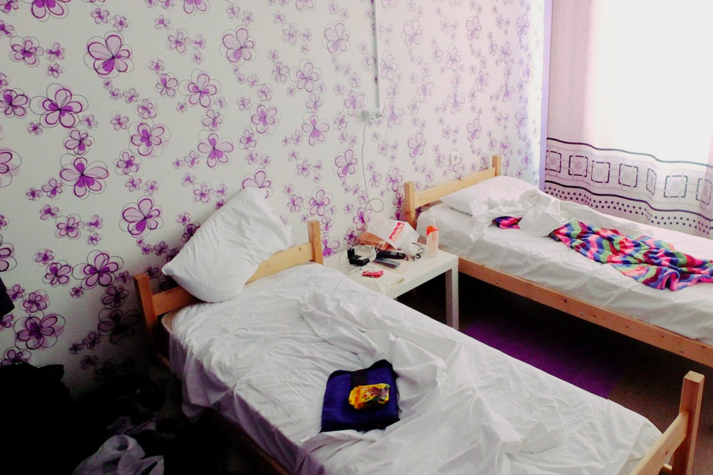 Hostels Rus в Якутске, 600 рублей стоит койка в двухместном номере. Тут светлые комнаты, чистый душ и туалет, простыни без пятен
