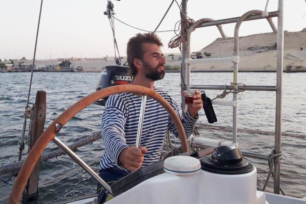 Проходим Суэцкий канал. По ширине он сравним с Москвой-рекой, но когда яхту начинают подпирать огромные океанские контейнеровозы, становится неуютно