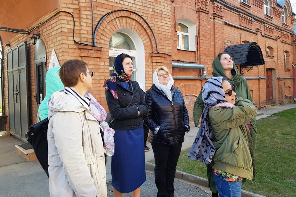 В среднем Татьяна работает с небольшими группами туристов, часто отвозит их в интересные места на своем автомобиле. До некоторых мест на автобусе не добраться