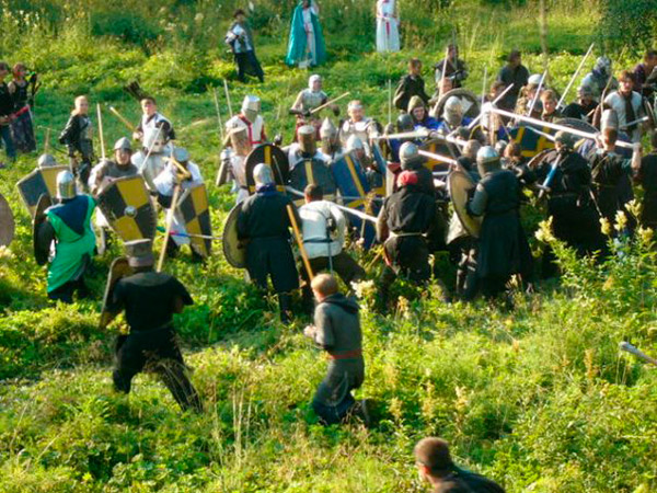 Боевка на текстолитовом оружии. За этим я и пришла в ролевые игры. Фото 2005 года. Даже я здесь есть — слева в дальнем ряду