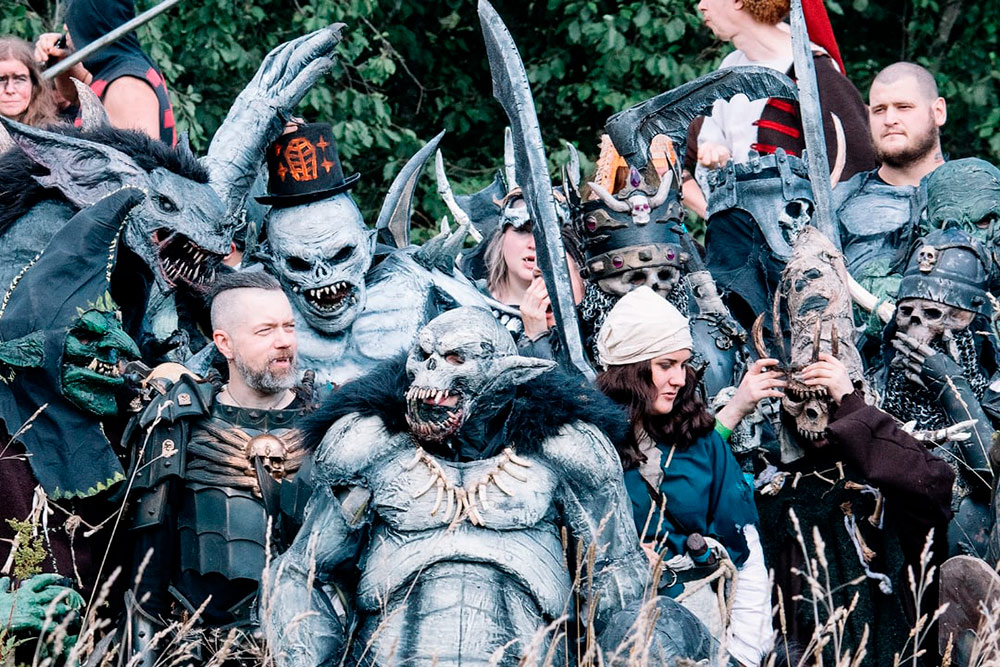 Вот фото некоторых монстров с полигонной ролевой игры «Вархаммер 2020. Смутные времена». Я стою вторая слева во втором ряду. У меня каркасный костюм варгульфа высотой около двух метров. Источник: Antarien Eldalote