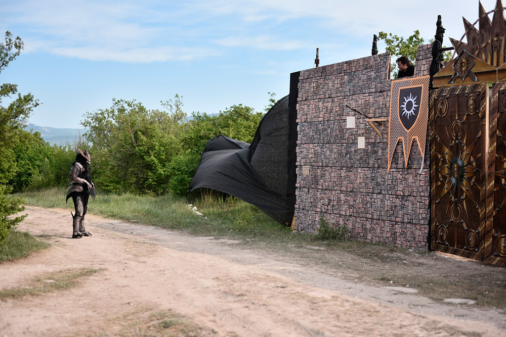 А это ворота Нильфгаарда. Фото тоже с ПРИ «Ведьмак» 2019 года. Рядом с воротами стою я в костюме катакана. Источник: группа «Фотограф Симферополь | Судак | Евпатория»