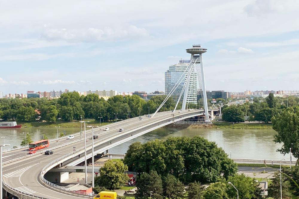 Новый мост. За ним виднеются жилые дома, построенные в советское время