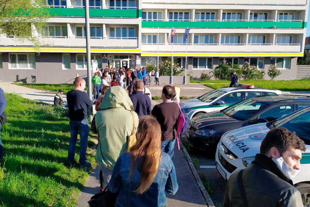 Очередь к отделению полиции по делам иностранцев в Братиславе. Иногда люди занимают очередь с полуночи