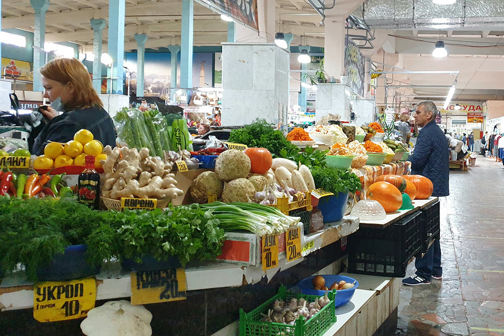В павильонах внутри рынка продают сезонные продукты: зелень, тыкву, ягоды, грибы, мед