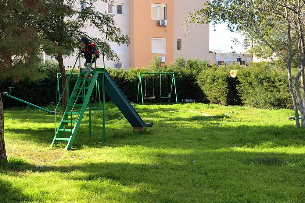 Так выглядит площадка во дворе нашего первого дома. Зеленая трава на Кипре бывает только 3—4 месяца в году, в сезон дождей